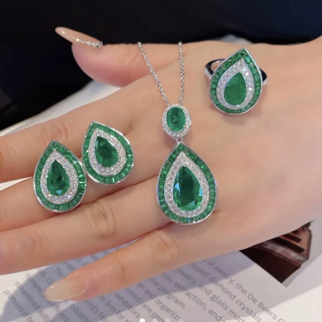 Emerald Teardrop Ring